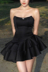 Vestido de fiesta corto elegante de satén negro sin tirantes, con capas, para regreso a casa y graduación Y7622